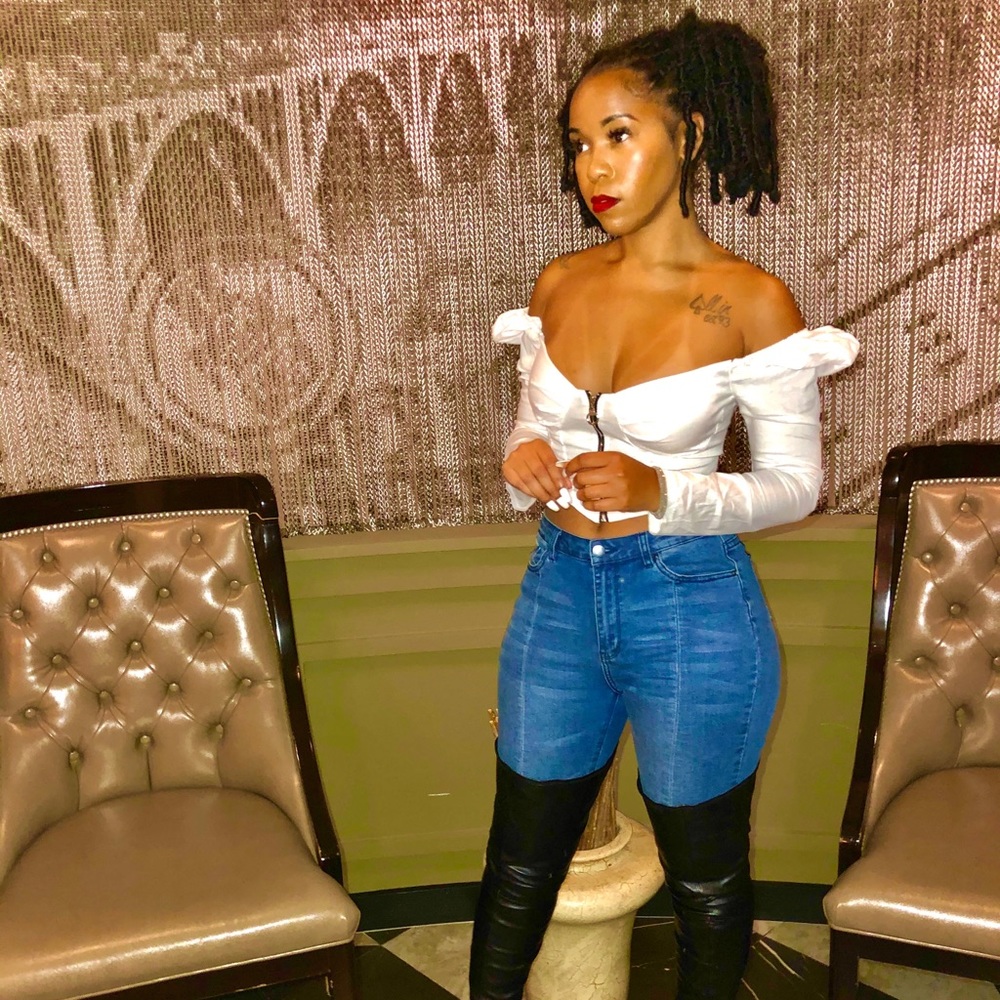 🤍White Versatile Off-Shoulder Top🤍